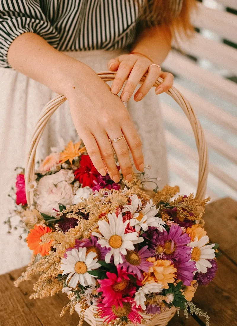Un panier rempli de fleurs des champs