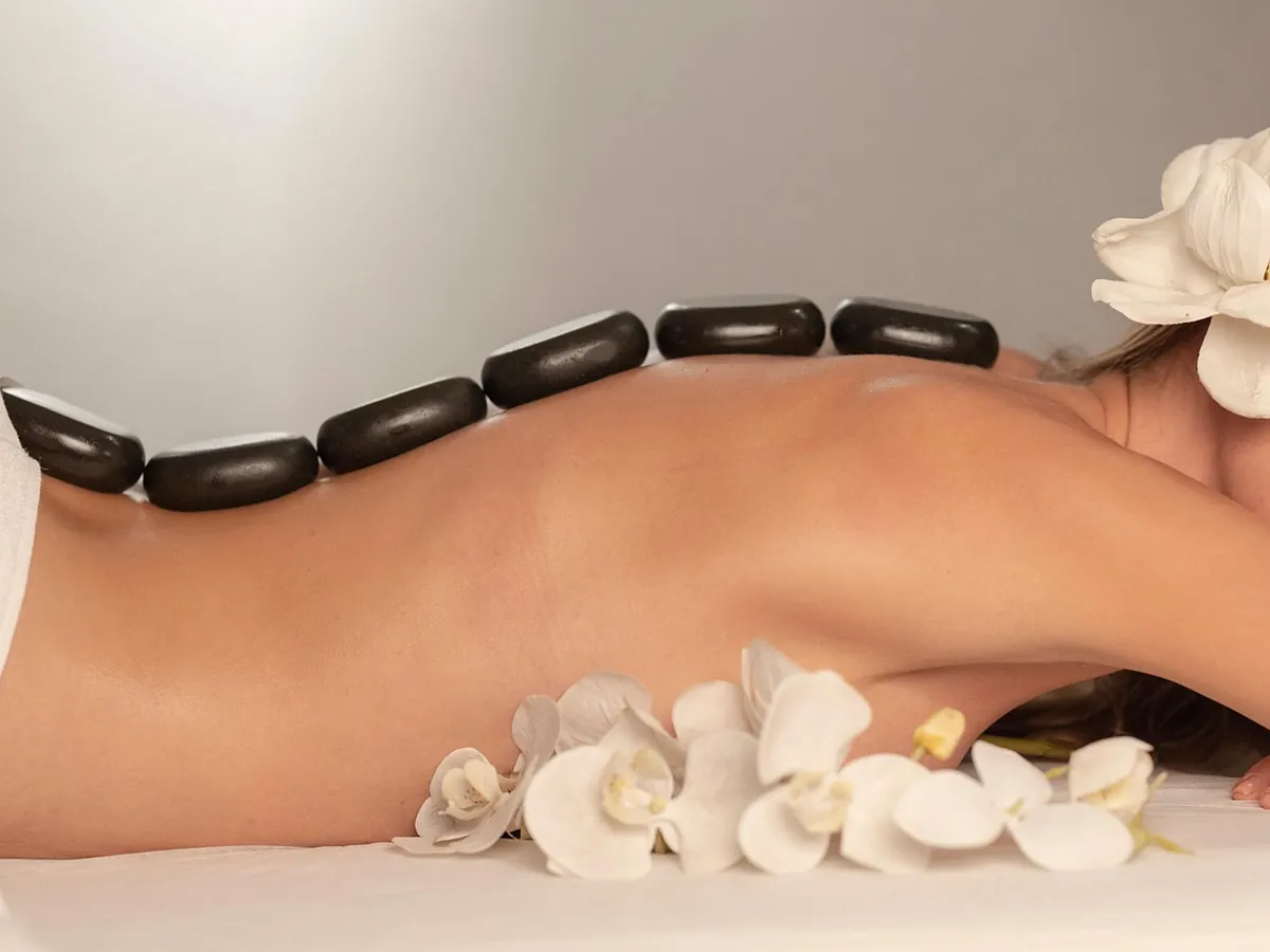 Galets chauds posés pour un massage