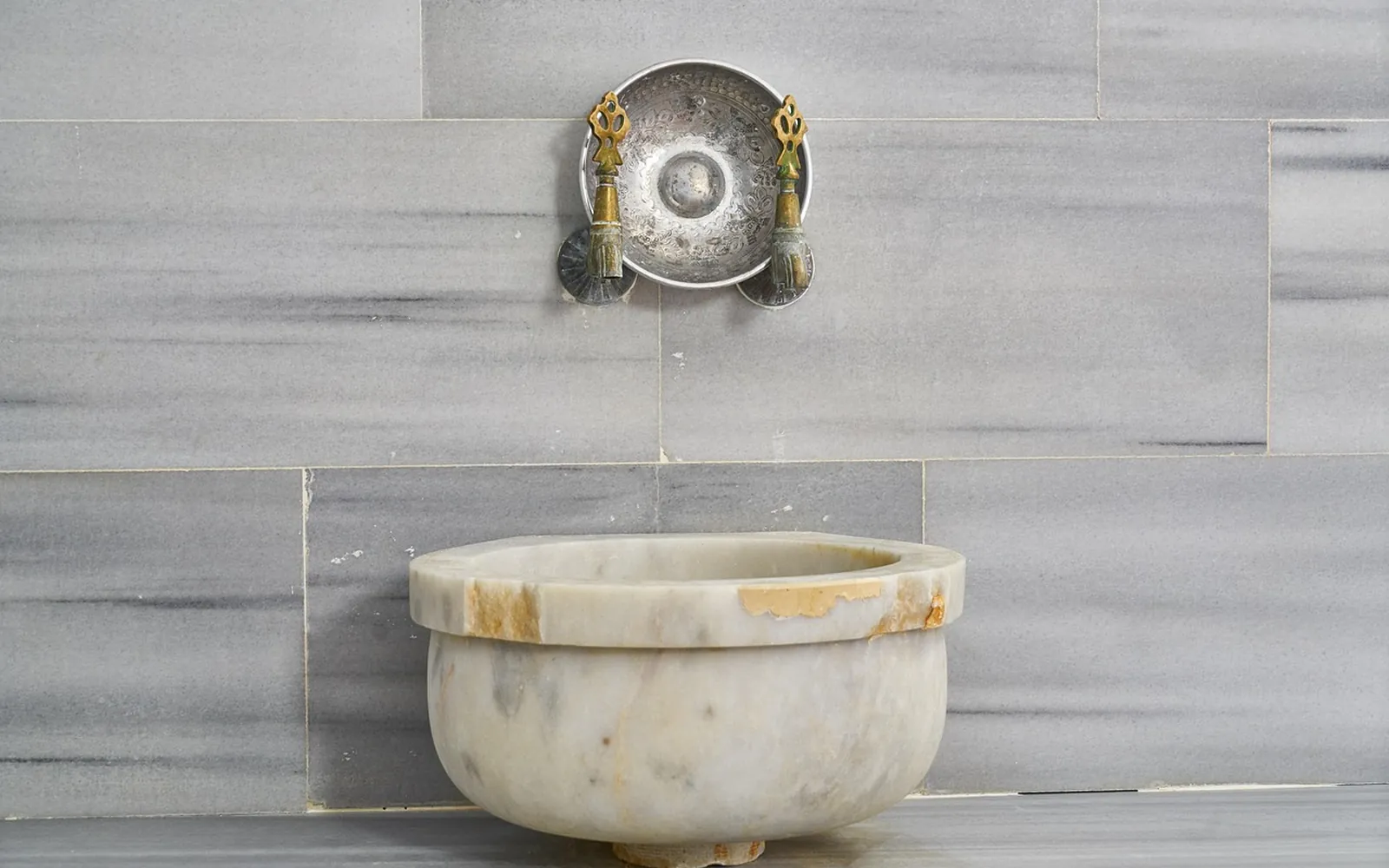 La vasque de marbre du hammam
