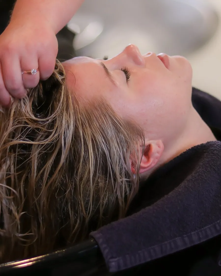 Un shampooing au bac du salon