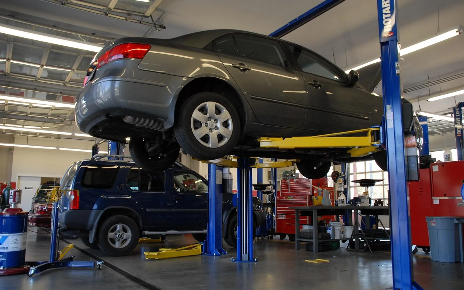 L'atelier, des voitures sur les ponts élévateurs