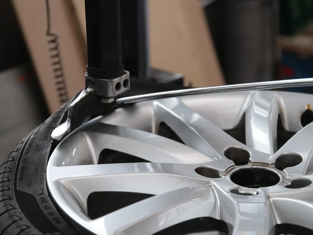 Une jante sur la machine de montage des pneus