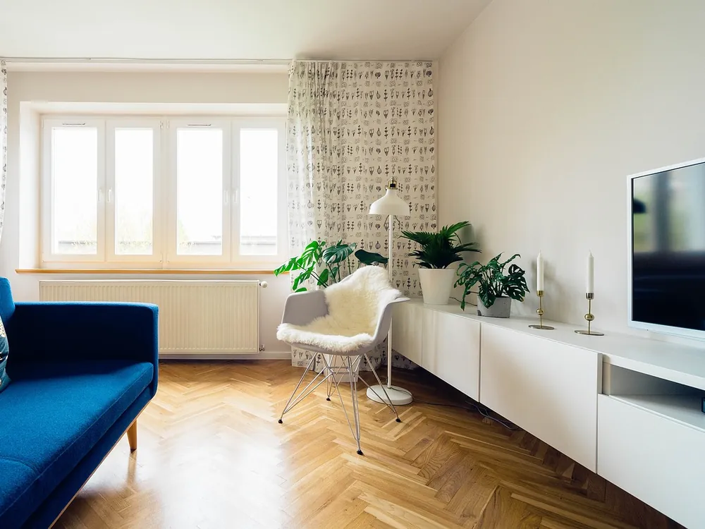 Un salon au parquet en chevrons