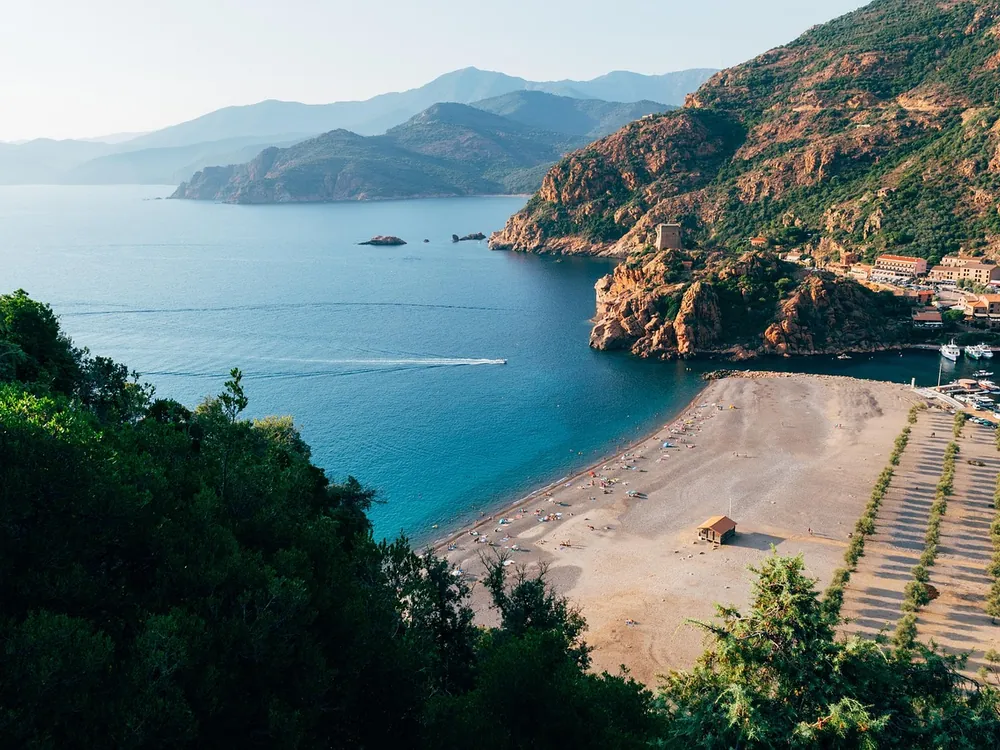 Une baie d'eau turquoise entre les collines