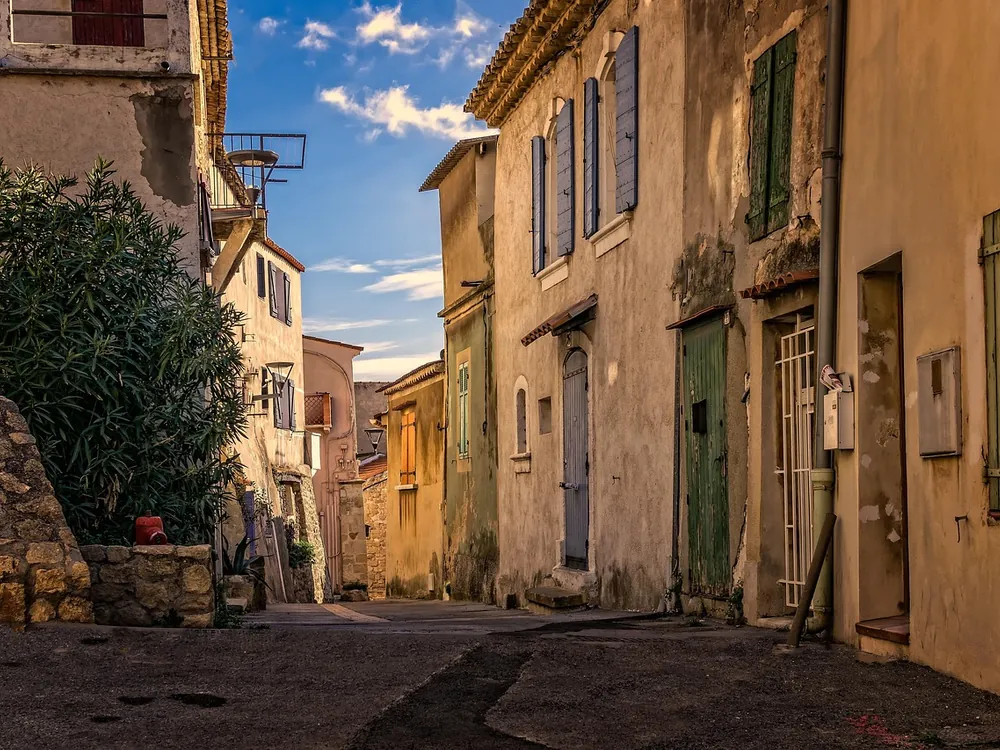 Une rue de vieille ville, façades anciennes aux volets clos