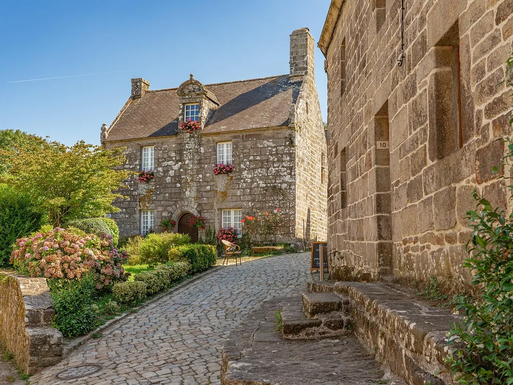 Une ruelle pavée bordée de maisons anciennes