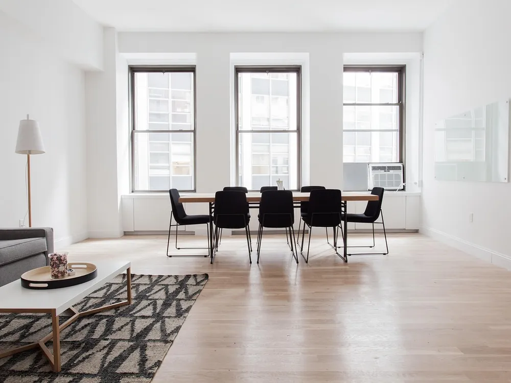 Un séjour lumineux avec parquet et grandes fenêtres