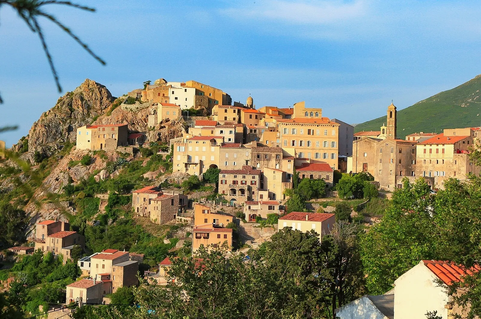 Un village perché sur la colline, maisons de pierre au-dessus du maquis