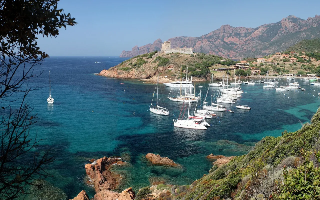 Le golfe vu des hauteurs, bateaux au mouillage dans une crique d'eau turquoise