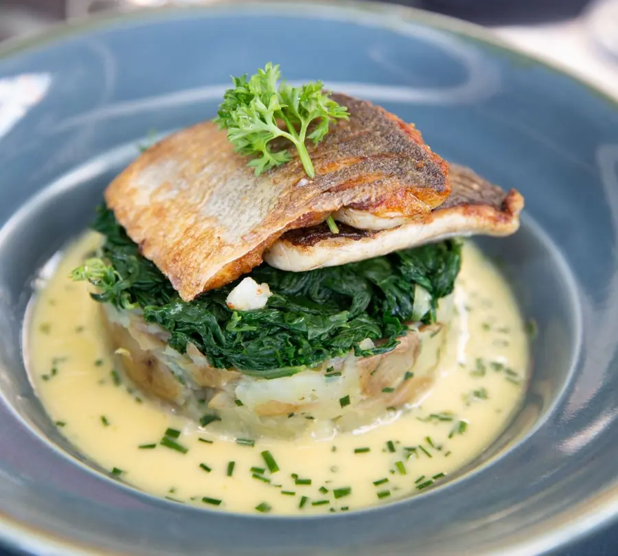 Filet de daurade poêlé sur épinards et écrasé de pommes de terre, beurre blanc à la ciboulette