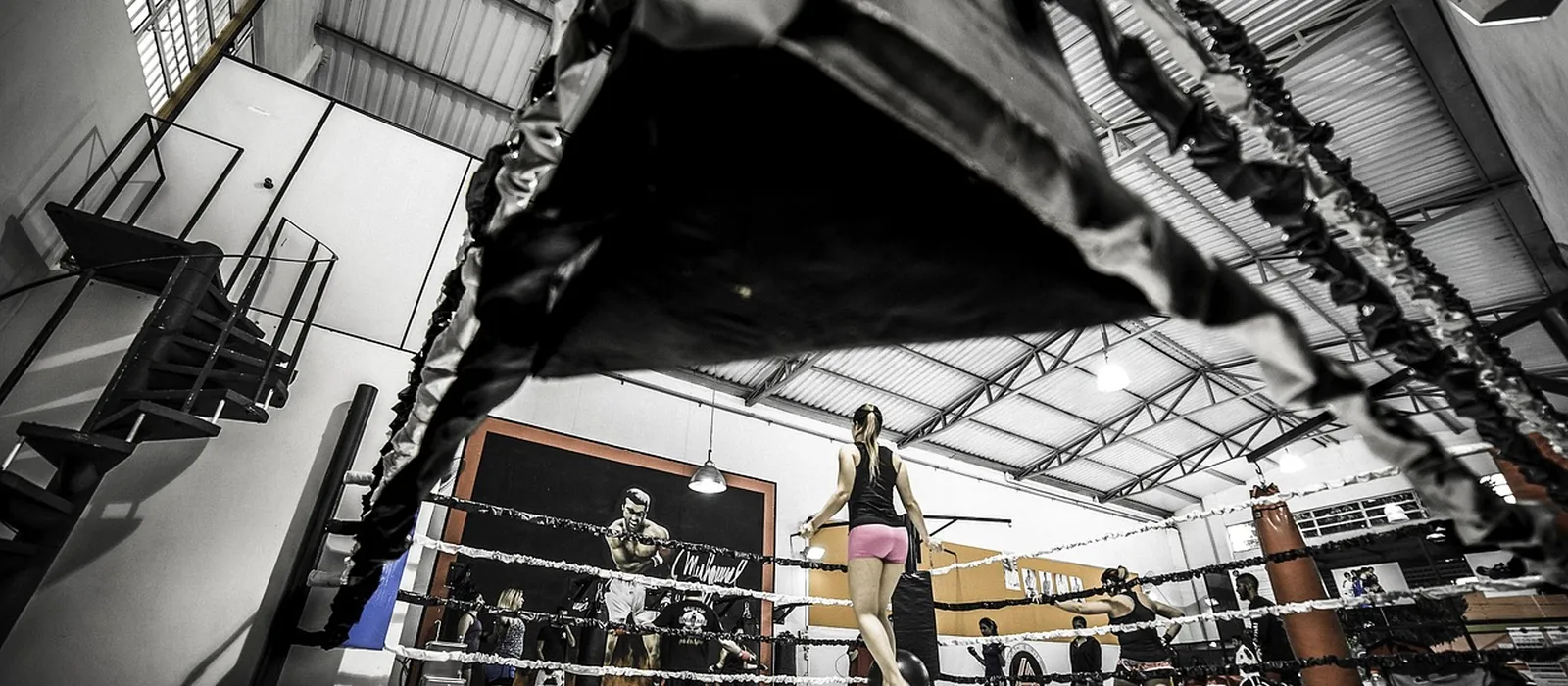 Une grande salle d'entraînement avec un ring