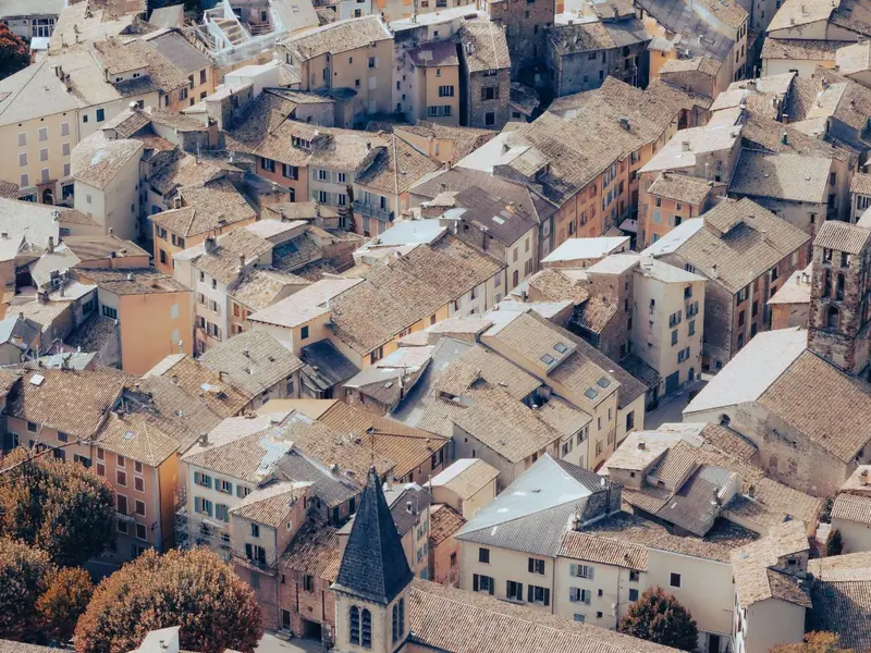 Les toits du vieux village vus depuis les hauteurs
